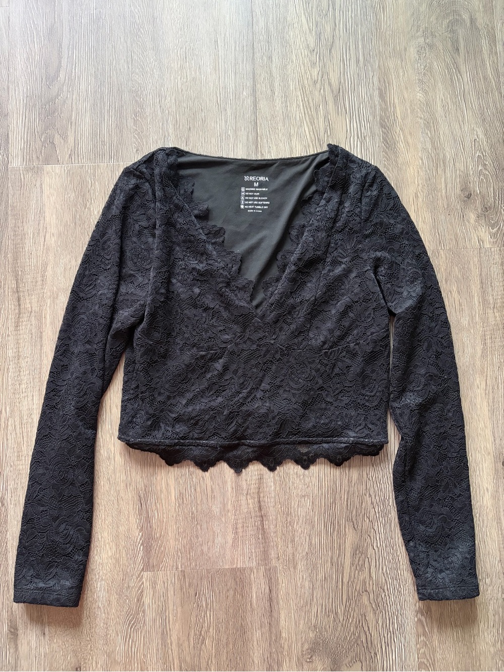ReoRia Black Lace Long-Sleeve V-Neck Crop Top